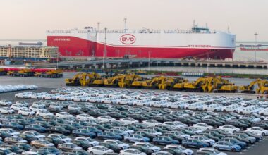 BYD-Autos warten darauf, an Bord der Shenzhen zu gehen, dem neuesten Schiff in der Containerschiffflotte des Unternehmens.