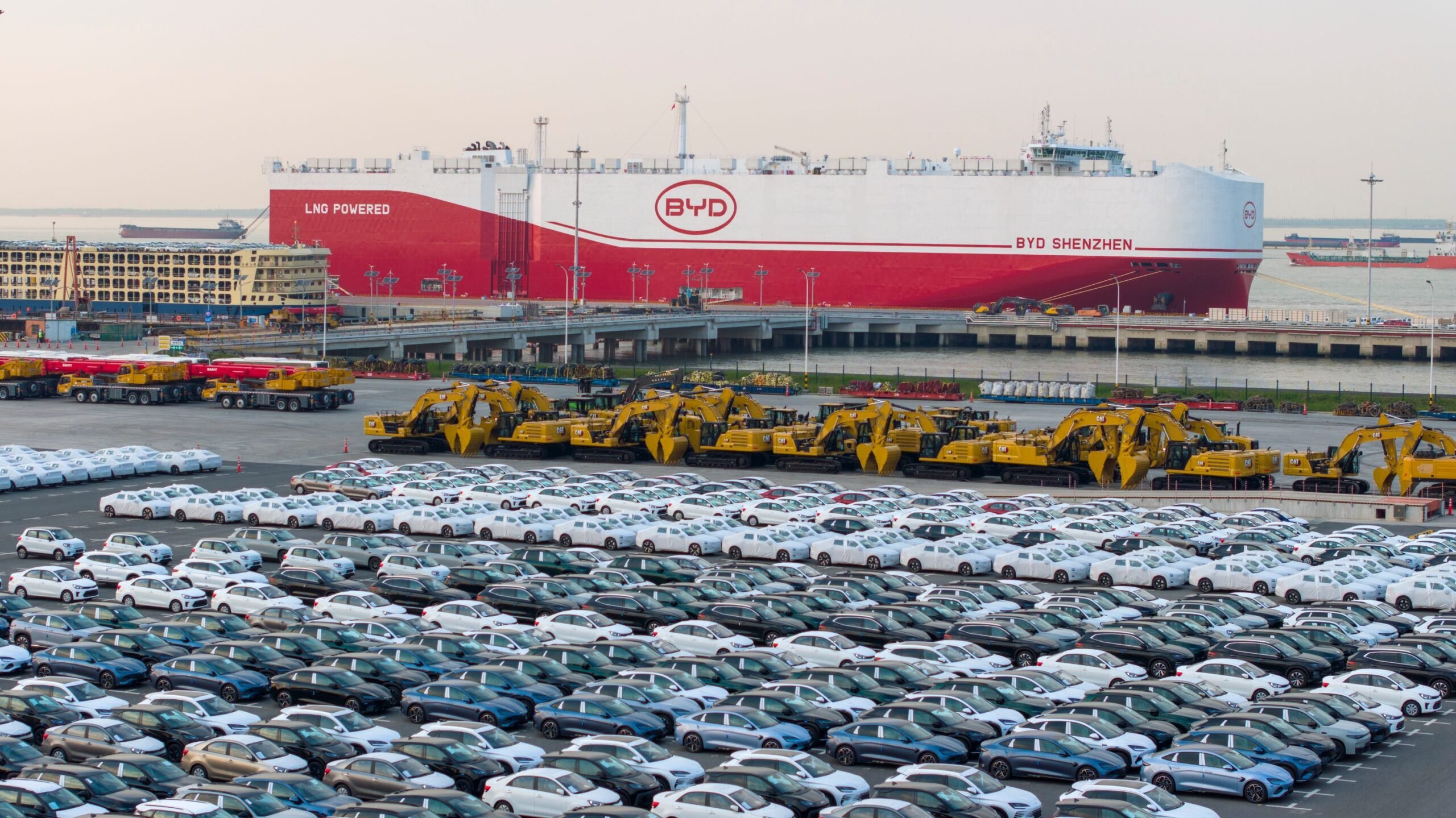 BYD-Autos warten darauf, an Bord der Shenzhen zu gehen, dem neuesten Schiff in der Containerschiffflotte des Unternehmens.