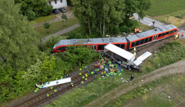 Zugunglück in Bayern: Bahn und Lkw krachen zusammen, viele Verletzte | News
