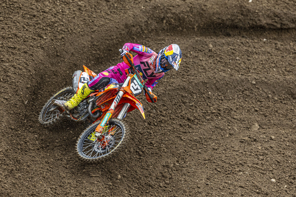 Simon Längenfelder hat seine Rivalen beim MXGP von Frankreich in der MX2-Klasse besiegt.