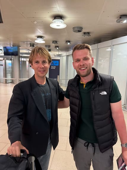 Willkommen in der Stadt: Tom Odell mit Autogrammjäger Tomas Lada (rechts) am Hannover Airport.