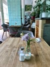 Den Charme des Cafés macht der Mix aus alt und neu aus. 