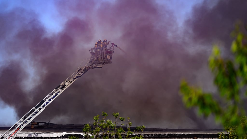 Einsatz in Dresden: Brand auf Wertstoffhof in Dresden