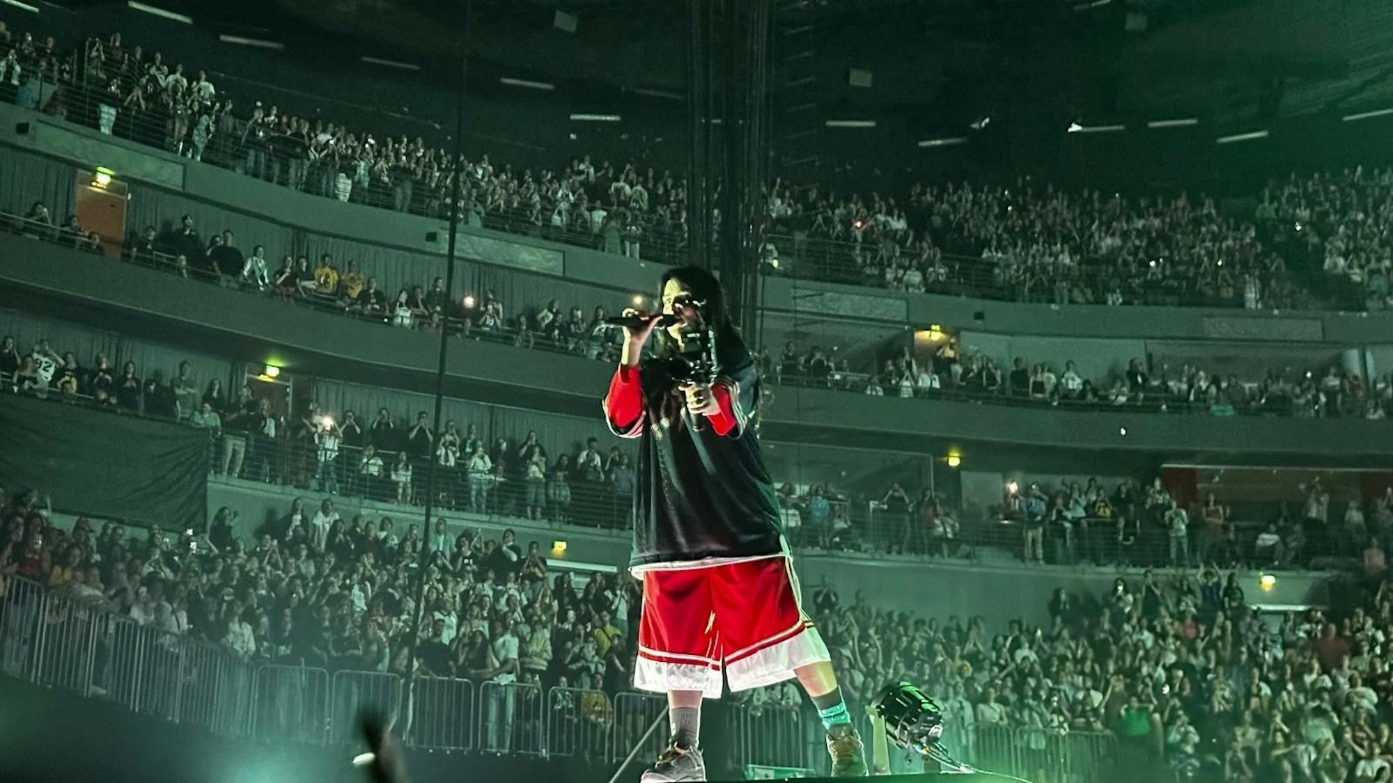 Billie Eilish mit Kamera in der Hand.
