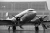 Bei strömenden Regen parkt eine DC-3 am 3.10.1998 vor der neuen Abfertigungshalle des Stuttgarter Flughafens. 50 Jahre zuvor hat eine Maschine dieses Typs der Pan American World Airways den planmäßigen Luftverkehr ab Stuttgart-Echterdingen eröffnet.