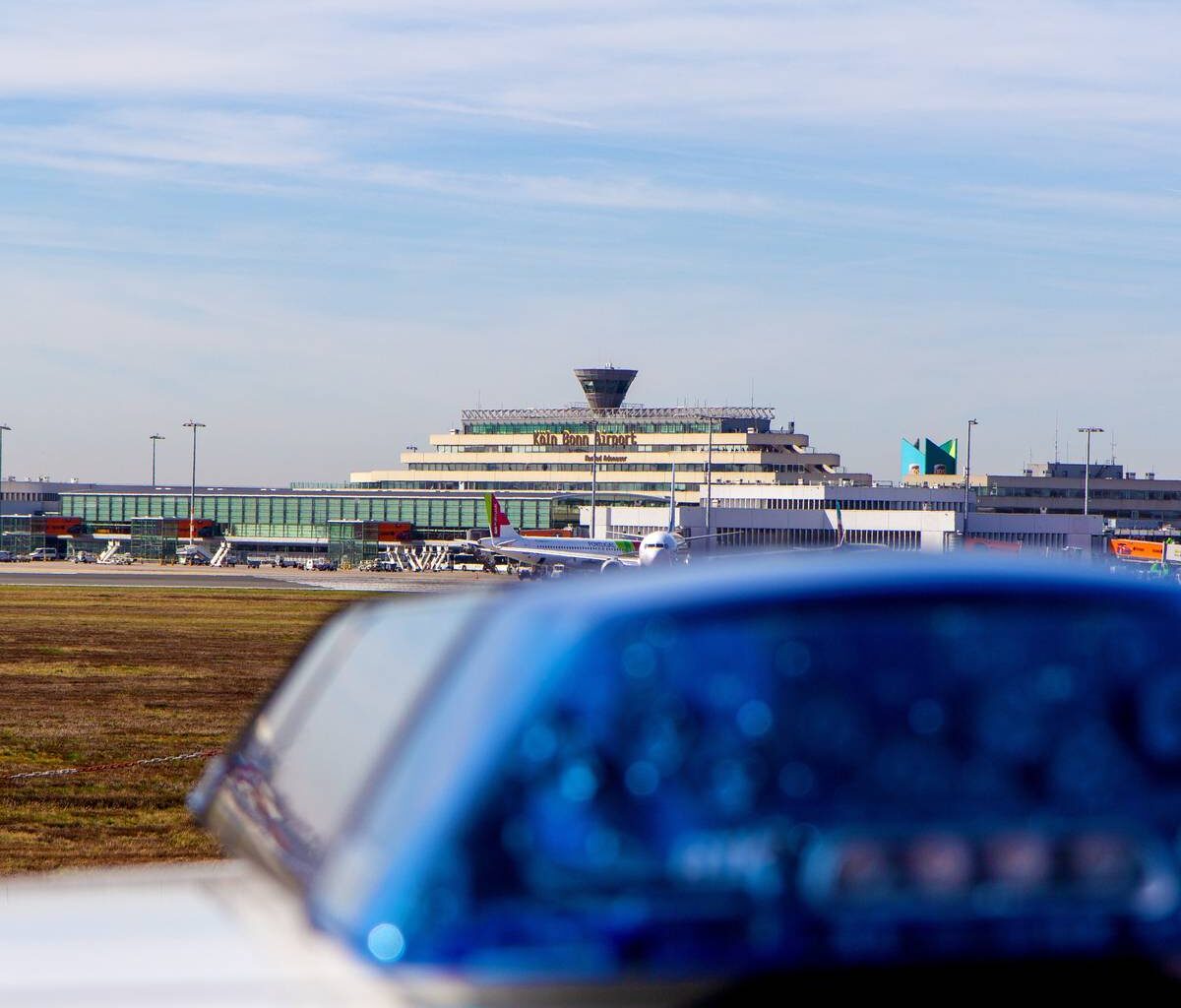 Scharfe Munition und Gewehr-Teile am Flughafen Köln/Bonn