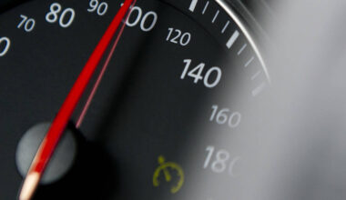 Mannheim: Mercedes rast mit 90 km/h vor Polizei durch Stadt - Polizeiberichte aus Rhein-Neckar-Odenwald