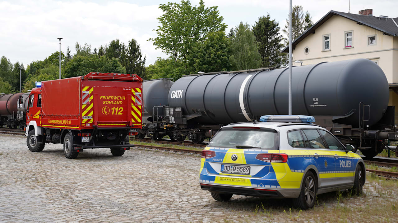 Arbeitsunfall in Sachsen: Mann (54) fällt in Tank-Waggon und stirbt | Regional