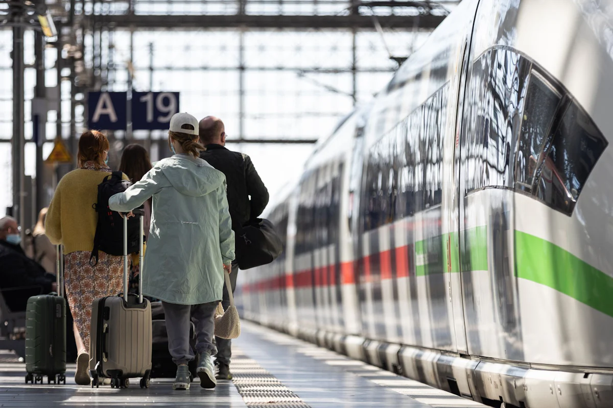 Notfälle - Mensch unter ICE in Frankfurt - Retter kriechen hin - Panorama