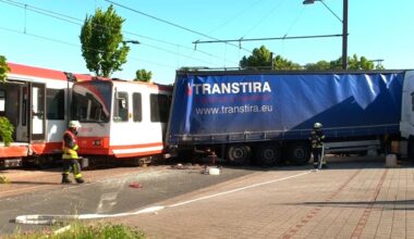 Dortmund: Sattelzug rammt Stadtbahn, 12 Verletzte | Regional