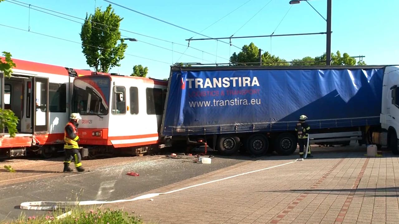 Dortmund: Sattelzug rammt Stadtbahn, 12 Verletzte | Regional