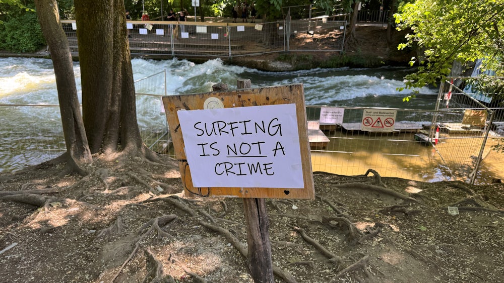 „Surfen ist kein Verbrechen“, lautet die Botschaft an diesem Schild am Ufer.