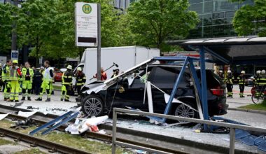 Drei Schwerverletzte: Auto fährt in München in Haltestelle