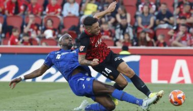 Dani Rodríguez von Real Mallorca am Sonntag (18.5.) im Zweikampf mit Allan Nyom von Getafe (in Blau).
