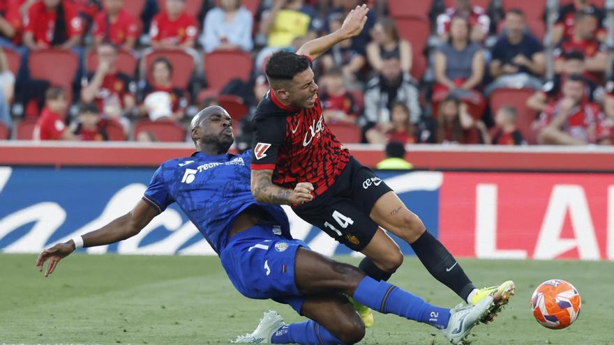 Dani Rodríguez von Real Mallorca am Sonntag (18.5.) im Zweikampf mit Allan Nyom von Getafe (in Blau).