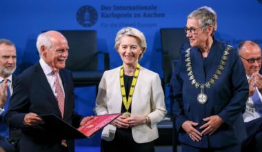 Karlspreis in Aachen verliehen: Von der Leyen bekommt Europas Ritterschlag | Politik