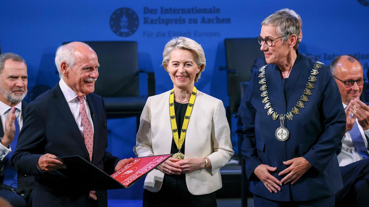 Karlspreis in Aachen verliehen: Von der Leyen bekommt Europas Ritterschlag | Politik