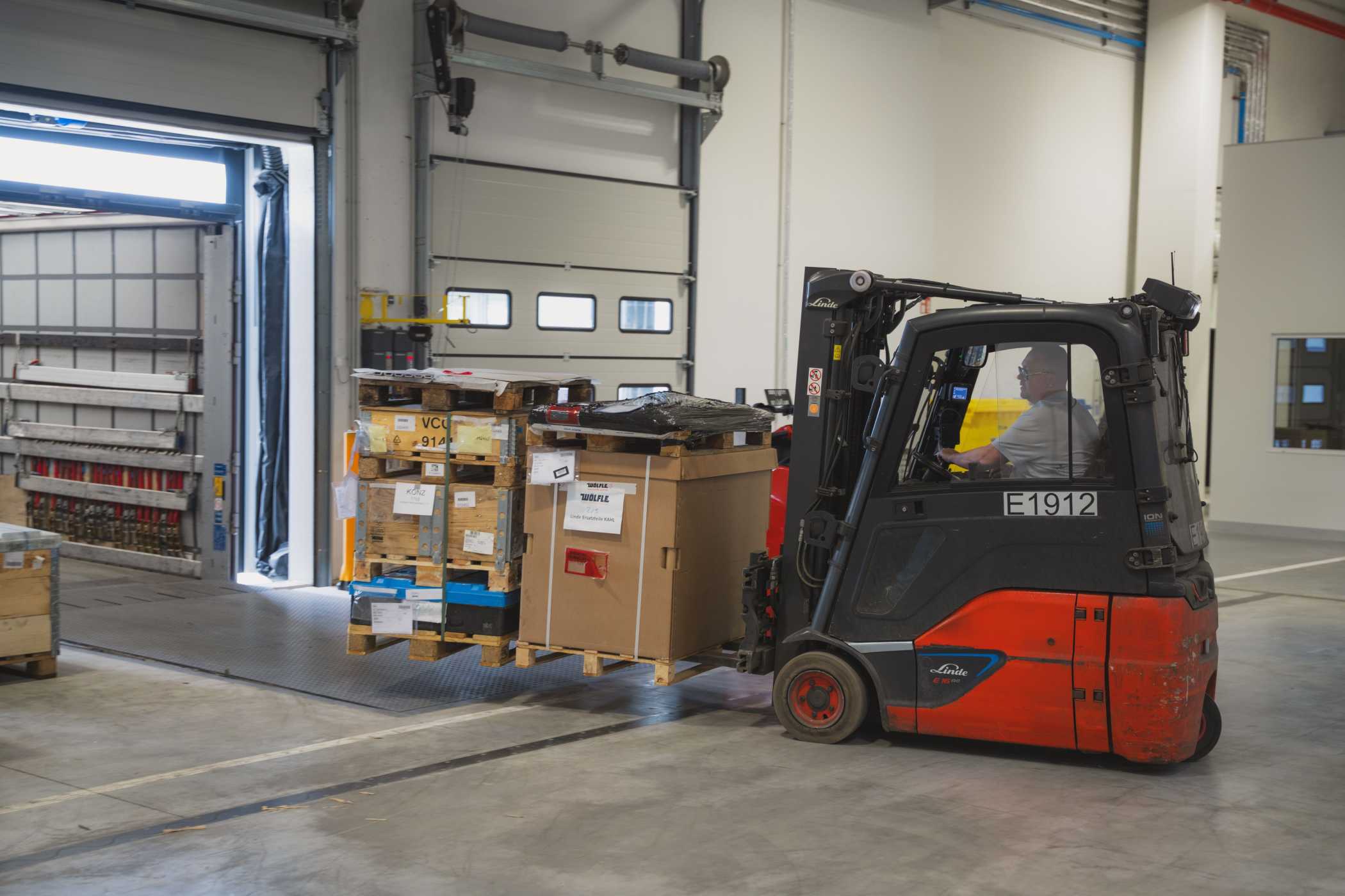 Die Lkw-Be- und Entladung erfolgt über insgesamt 16 Rampen. | Bild: Linde MH