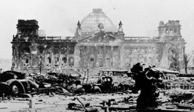 Ein verblichenes schwarz-weiß Foto des zerstörten Reichtagsgebäudes in Berlin im Mai 1945.