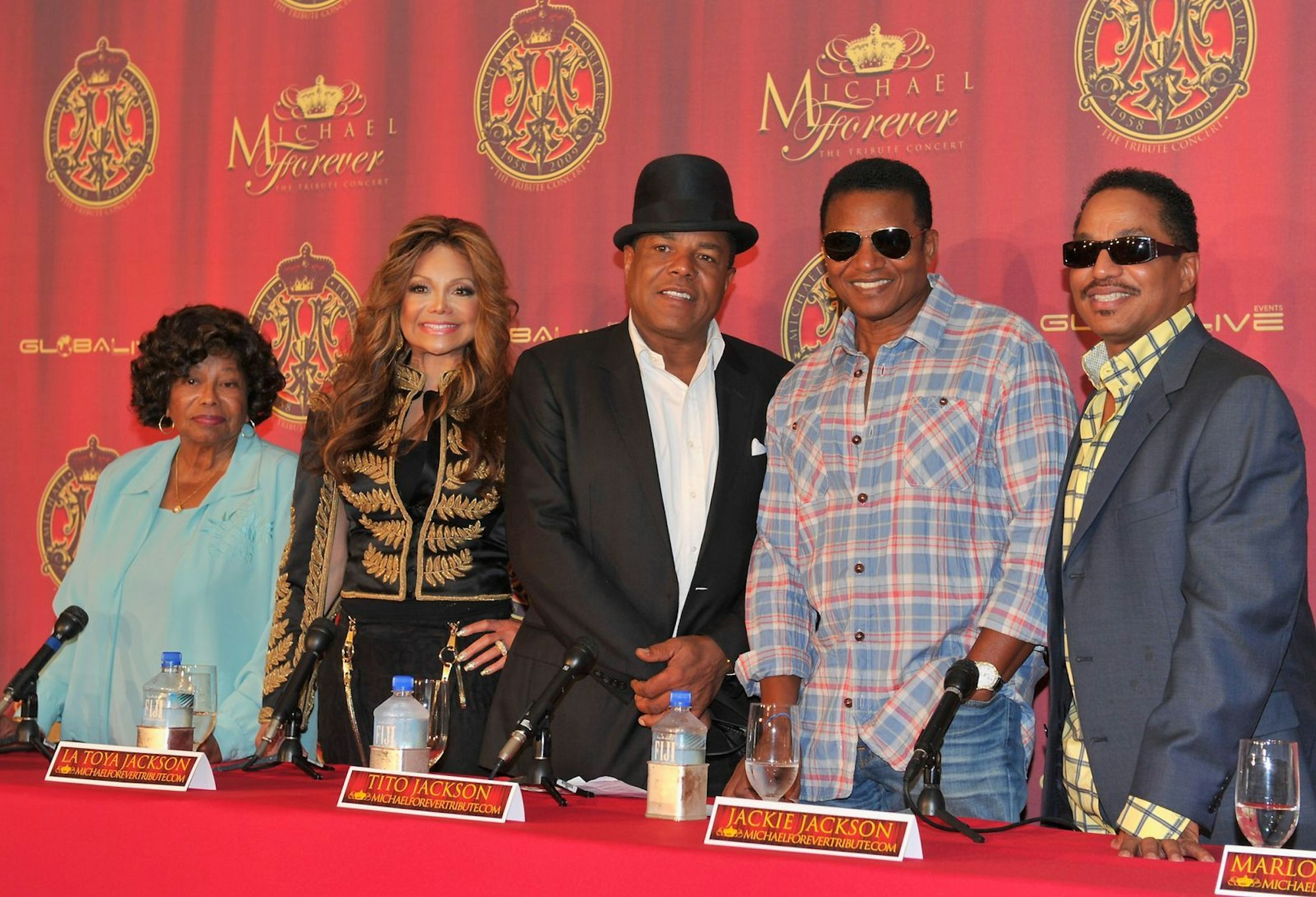 Stolze Mutter: Katherine (links) mit ihren Kindern (von links) La Toya, Tito, Jackie und Marlon Jackson, die allesamt in der Musikbranche tätig sind. (Bild: 2011 Getty Images/Alberto E. Rodriguez)