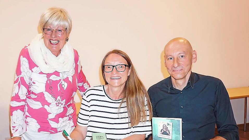 Am Freitag, 16. Mai, liest die Wiesenter Autorin Petra Bartoli y Eckert (Mitte) im Pfarrsaal aus ihrem Buch 'In den Bergen findest du zu dir'. (Archiv) Am Freitag, 16. Mai, liest die Wiesenter Autorin Petra Bartoli y Eckert (Mitte) im Pfarrsaal aus ihrem Buch 'In den Bergen findest du zu dir'. (Archiv)