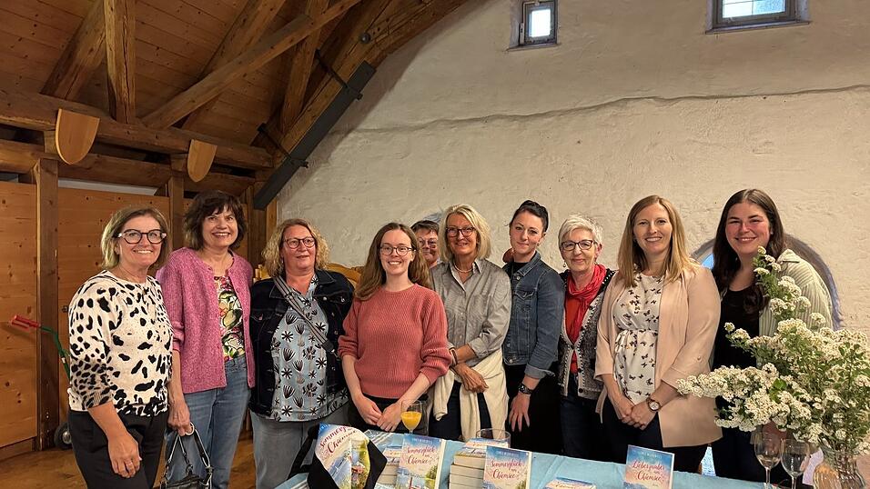 Der Lesekreis gestaltete den Pfarrsaal herrlich und sorgte für das Catering, Buchhandlung Bärbl Vogl unterstützte die Autorin mit dem Verkauf der Bücher.