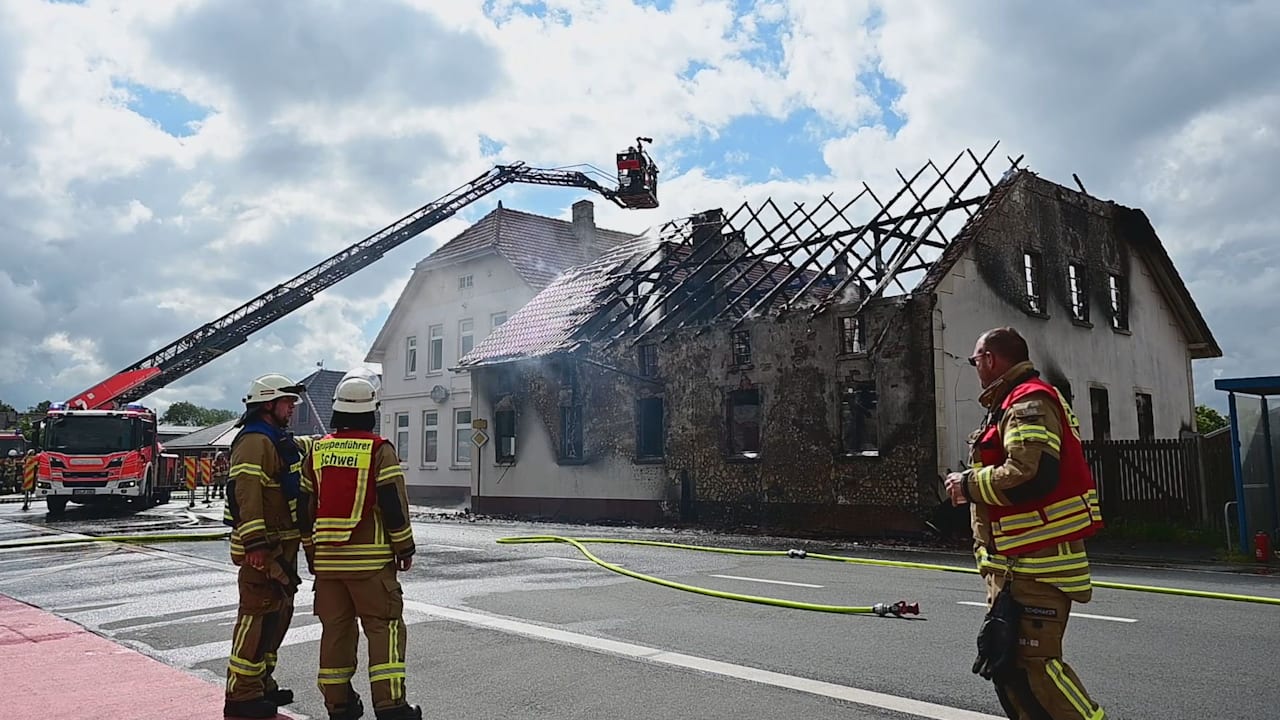 Feuer zerstört Asylunterkunft: Polizei schließt Fremdeinwirkung aus | Regional