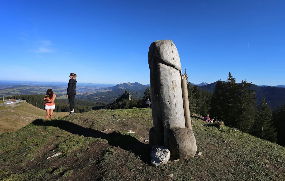 Vor Bürogebäude bei München - Vermummte Gruppe stellt zwei Meter großen Holzpenis auf - Bayern