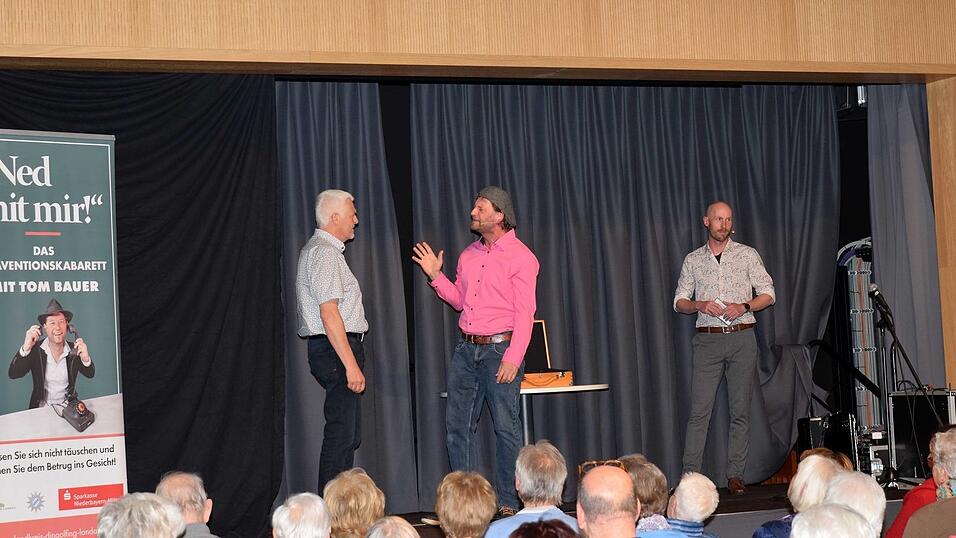 Auf der Bühne (v.l.) Buchs Seniorenbeauftragter Martin Schachtl, Kabarettist Tom Bauer und Präventionsbeamter Rudi Schmuderer. Auf der Bühne (v.l.) Buchs Seniorenbeauftragter Martin Schachtl, Kabarettist Tom Bauer und Präventionsbeamter Rudi Schmuderer.