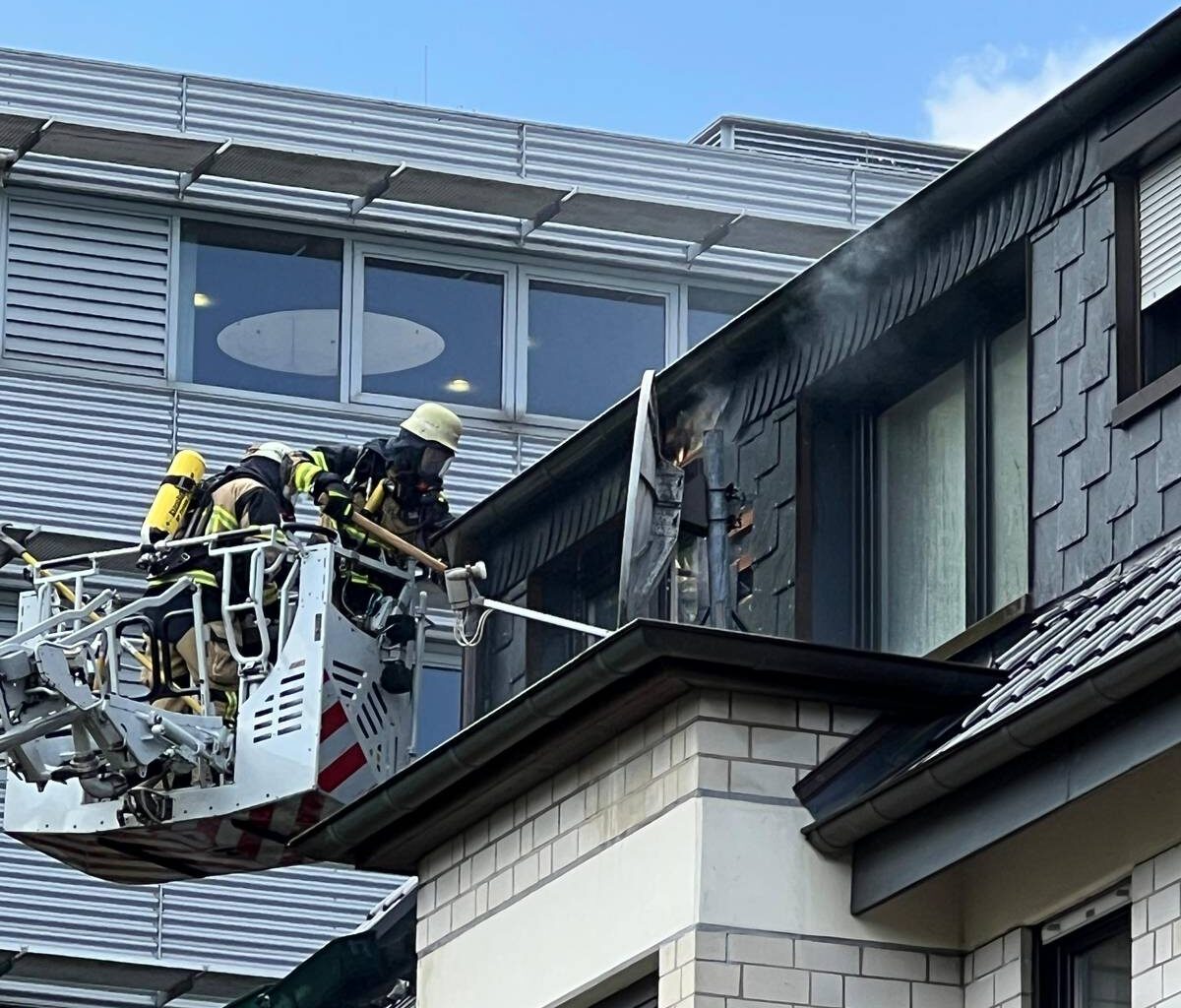 Dach in Essen brennt - Feuerwehr rettet Hund
