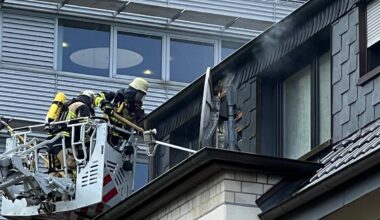 Dach in Essen brennt - Feuerwehr rettet Hund