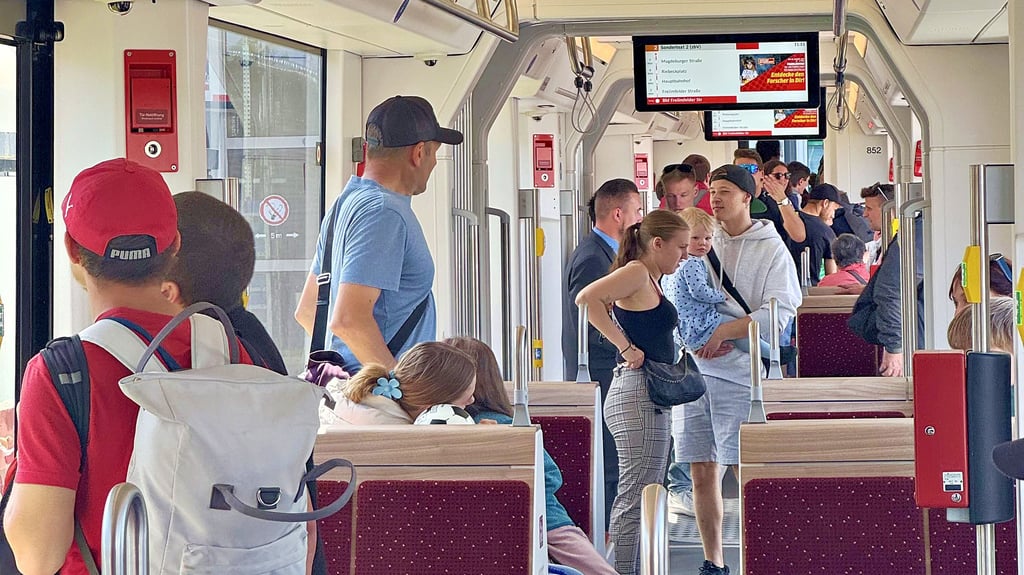 7.000 Hallenser wollen neue Straßenbahn für sehen