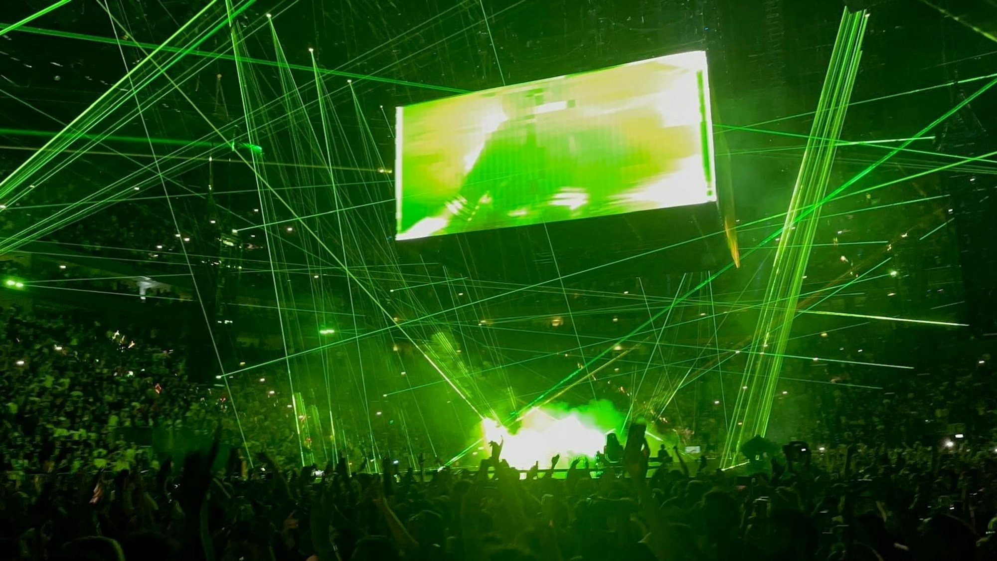 Blick in die Lanxess-Arena beim Billie-Eilish-Konzert.