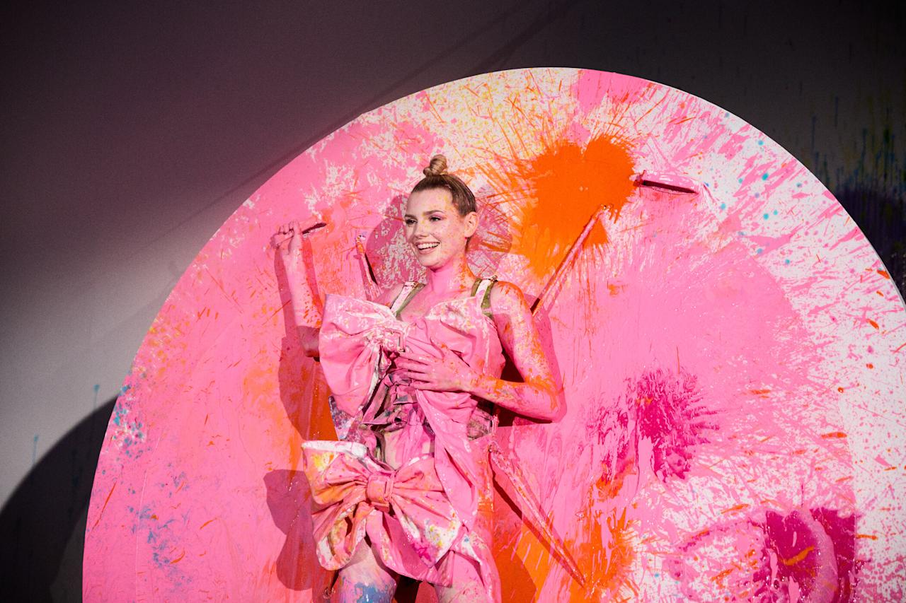 Eva lässt sich mit Farbe bewerfen (Bild: ProSieben/Max Montgomery)