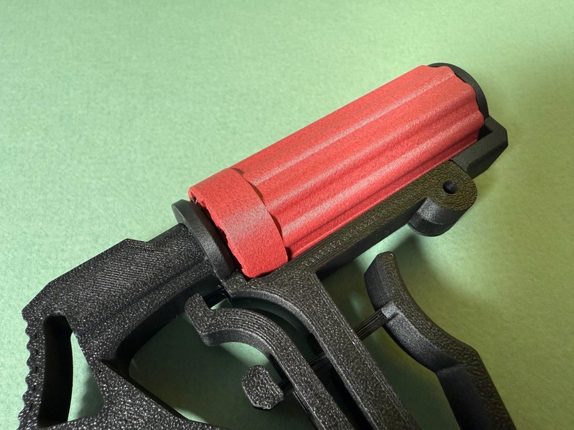 Keine Sorge, diese „Waffe“ schießt nur mit Zahnstochern. Feder und Abzugmechanismus sind funktional und am Stück gedruckt, die Trommel und zwei Klammern werden nachträglich aufgesteckt.