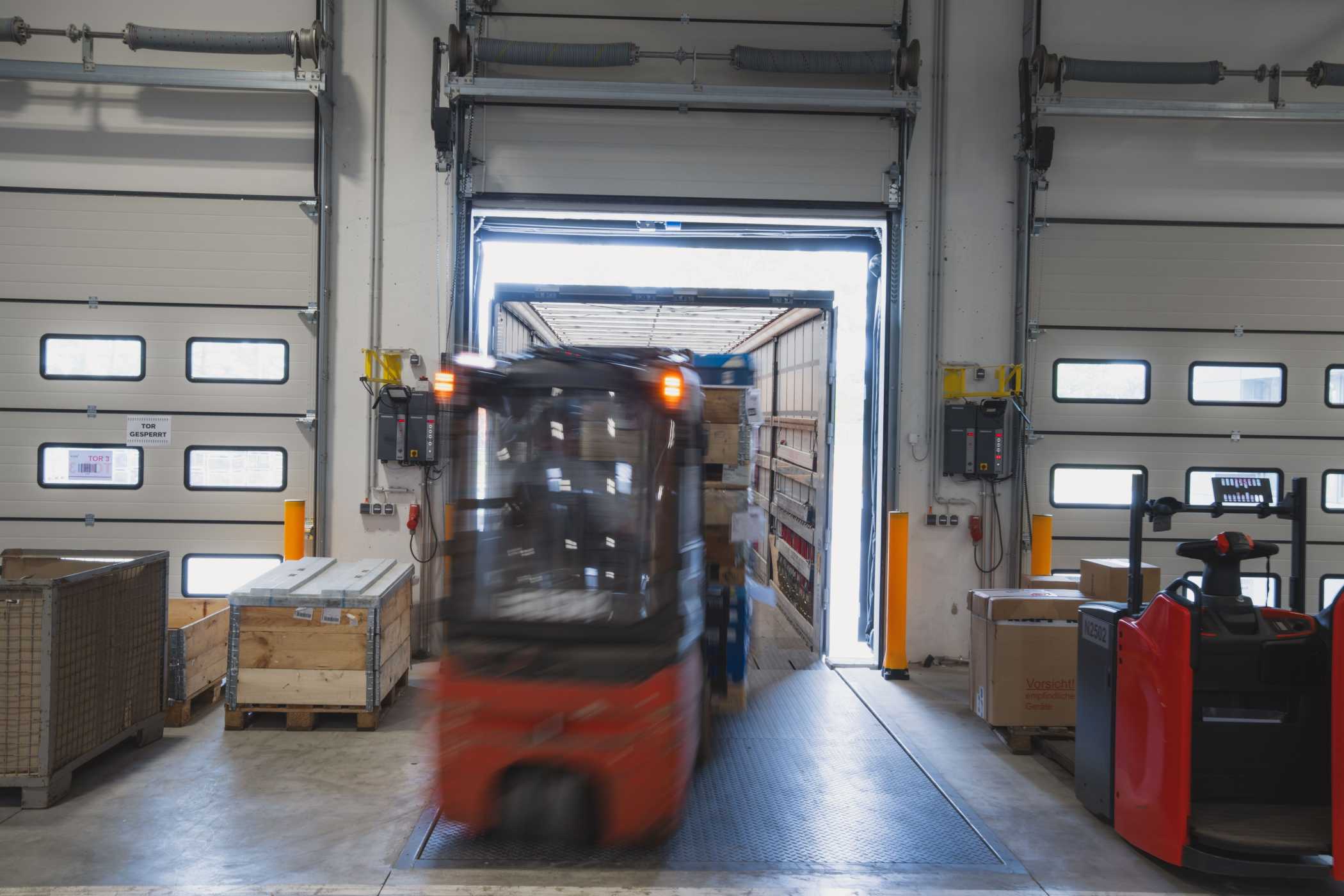 Direkt hinter dem Wareneingang erfolgt die Aufteilung: Kleinteile werden in Kisten gepackt und gelangen über Stetigförderer ins angeschlossene Multishuttle. | Bild: Linde MH