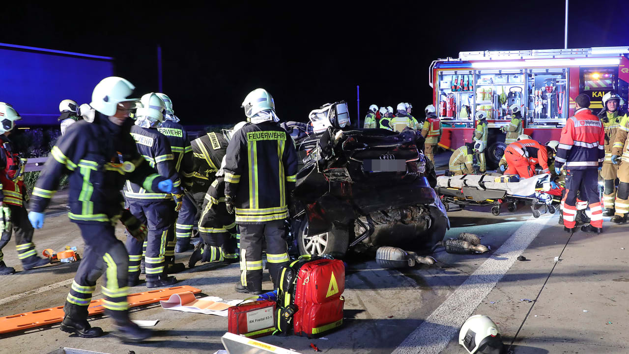 Unfall auf A17 bei Dresden: Lkw rammt Audi – ein Toter, vier Verletzte | Regional