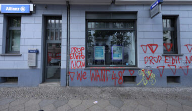 Staatsschutz ermittelt: Israel-Hass auf Büro-Scheibe in Berlin geschmiert | Regional