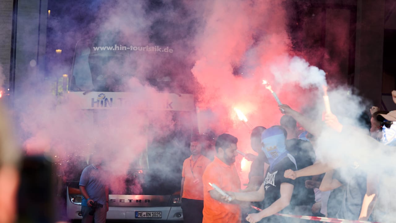 VfL Bochum: Episch! Plötzlich feiern Bochum-Spieler mit Fans & Feuerwehr | Sport