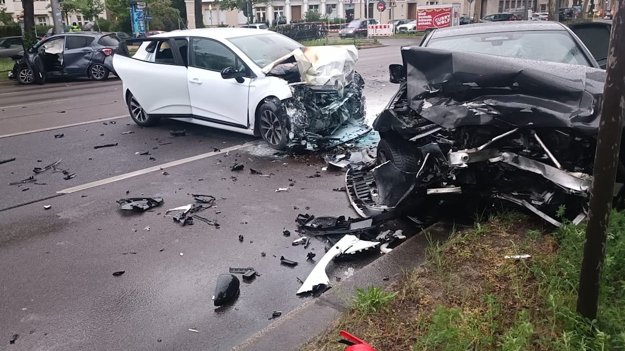 Person in Lebensgefahr: Heftiger Crash in Berlin – sechs Verletzte | Regional