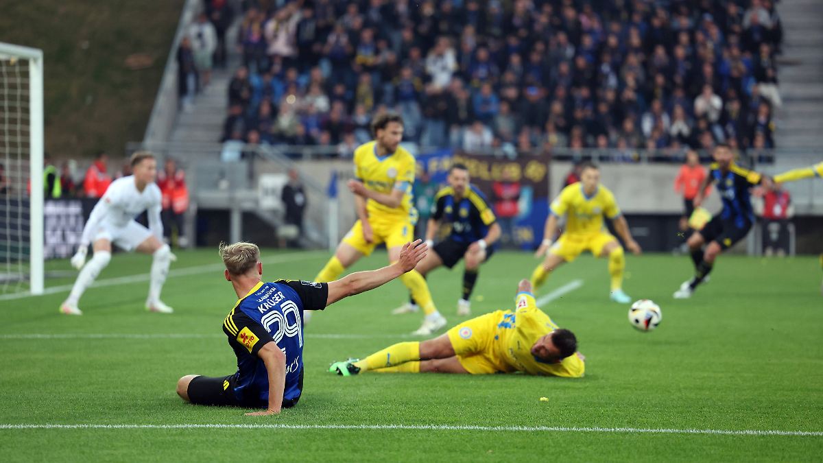 Dank Auswärtssieg in Saarbrücken: Braunschweig steigt mit einem Bein aus Relegations-Abgrund