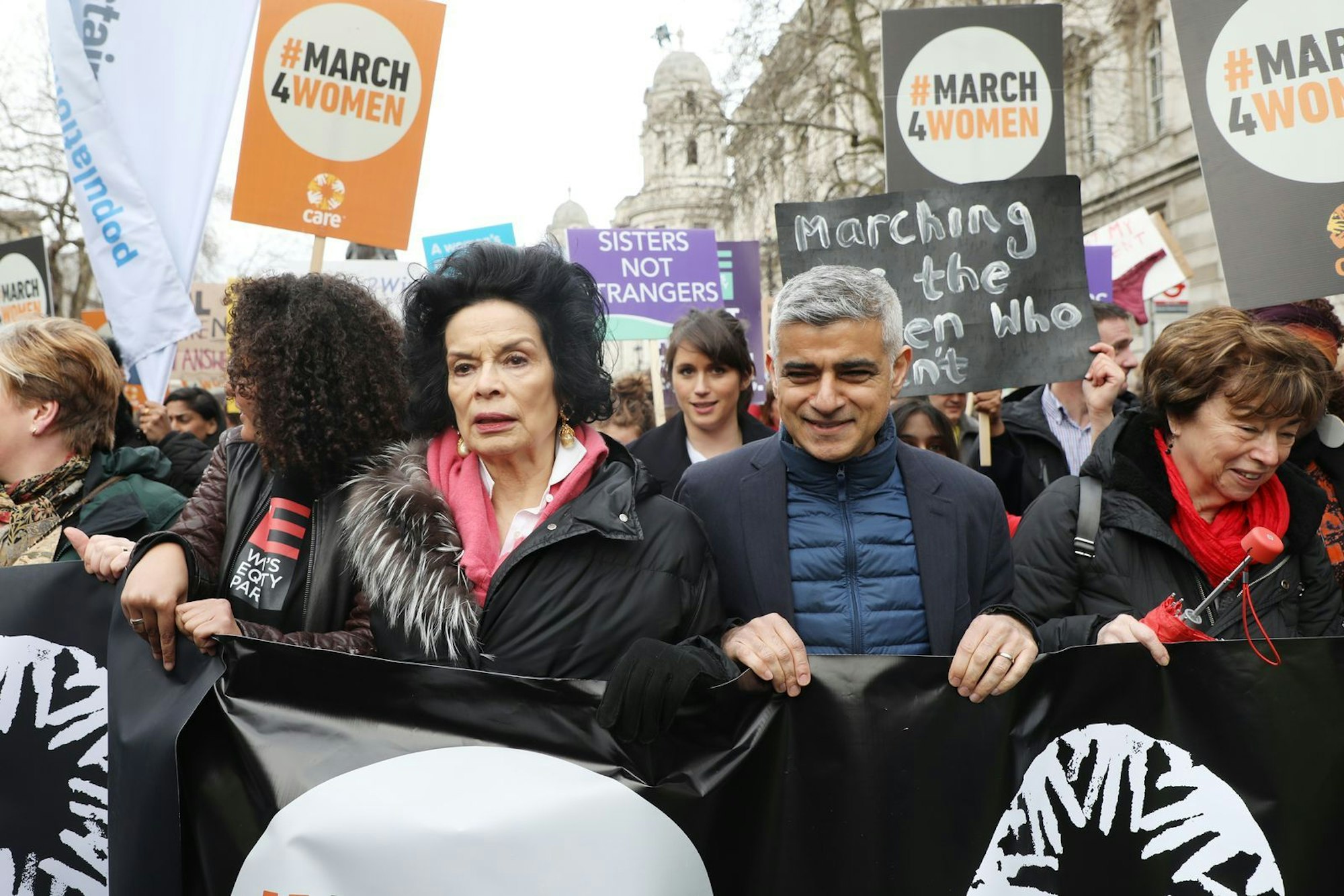 2020 gemeinsam mit Londons Bürgermeister Sadiq Khan auf einer Demo für Frauenrechte: Bianca Jagger ist bis heute eine umtriebige Aktivistin.  (Bild: Lia Toby/Getty Images)
