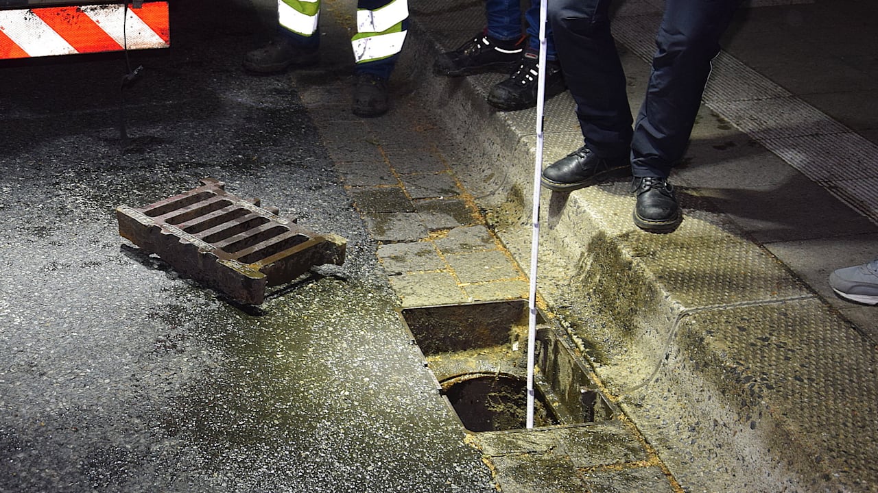 Unfall in Braunschweig: Ring im Gully kostet Mann das Leben | Regional