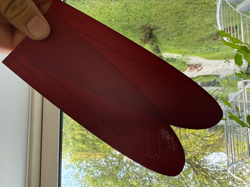 Die Flügel des Wurfgleiters bestehen nur aus einer Schicht. Sie sind dünn wie Papier. Das Druckbild ist gut, allerdings sind hier leichte Spuren von Unter-Extrusion zu erkennen. Auf die Funktion hat das in diesem Fall keinen Einfluss, mit einer zweiten Schicht wäre das Material dicht.