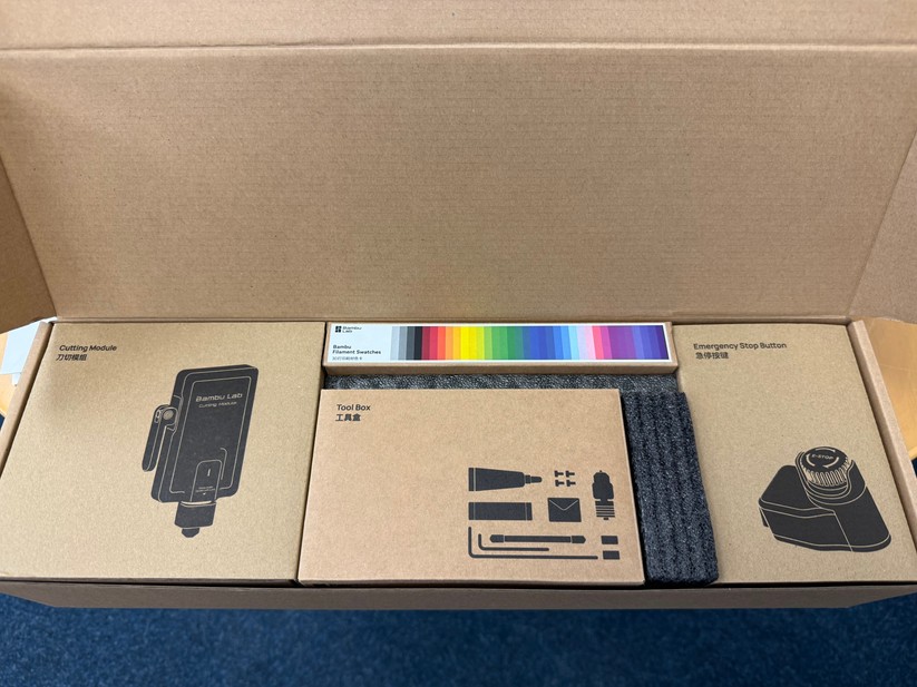 Werkzeug und Zubehör sind ebenfalls sauber verpackt.