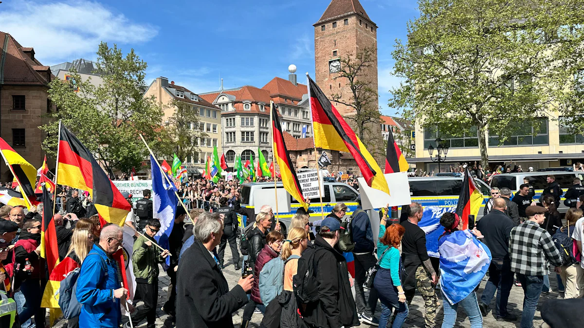 Wie die Montagsdemos des „Team Menschenrechte“ in Nürnberg zum Treff Rechtsextremer wurden - Bayern