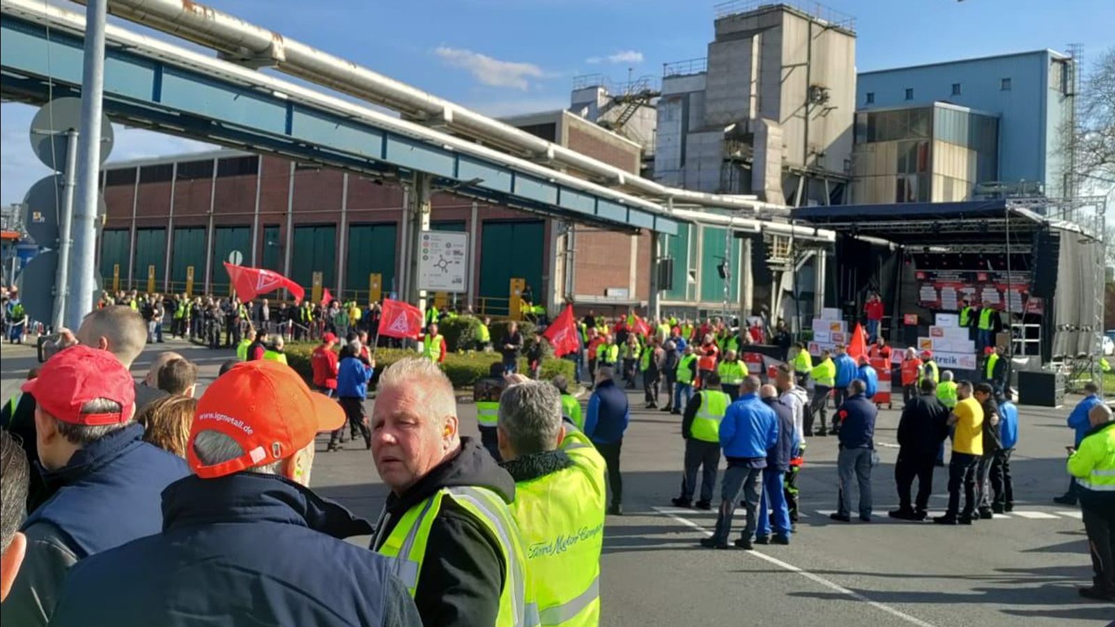 Ford-Beschäftigte in Köln stimmen für Vollstreik, die IG Metall bremst