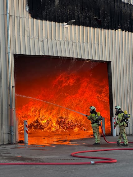 Großbrand in Dresden - in Großzschachwitz ist die Feuerwehr im Einsatz: Eine Halle in einem Entsorgungsbetrieb steht im Brand.