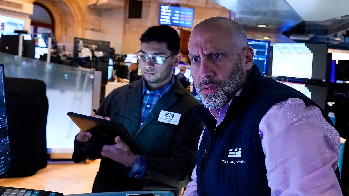 Zinsen steigen, Aktien fallen: Wall Street blickt in den Schuldenabgrund