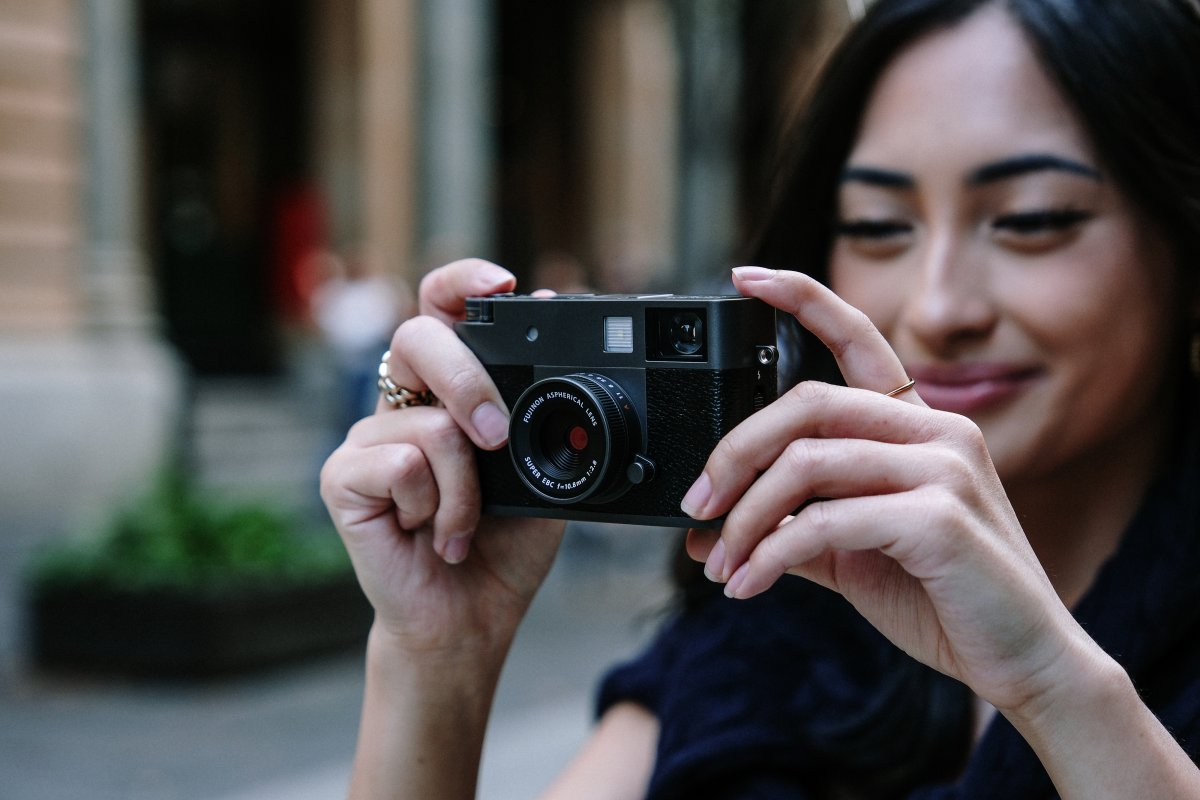 Fujifilm X half: Digitale Kompaktkamera im Halbformat vorgestellt